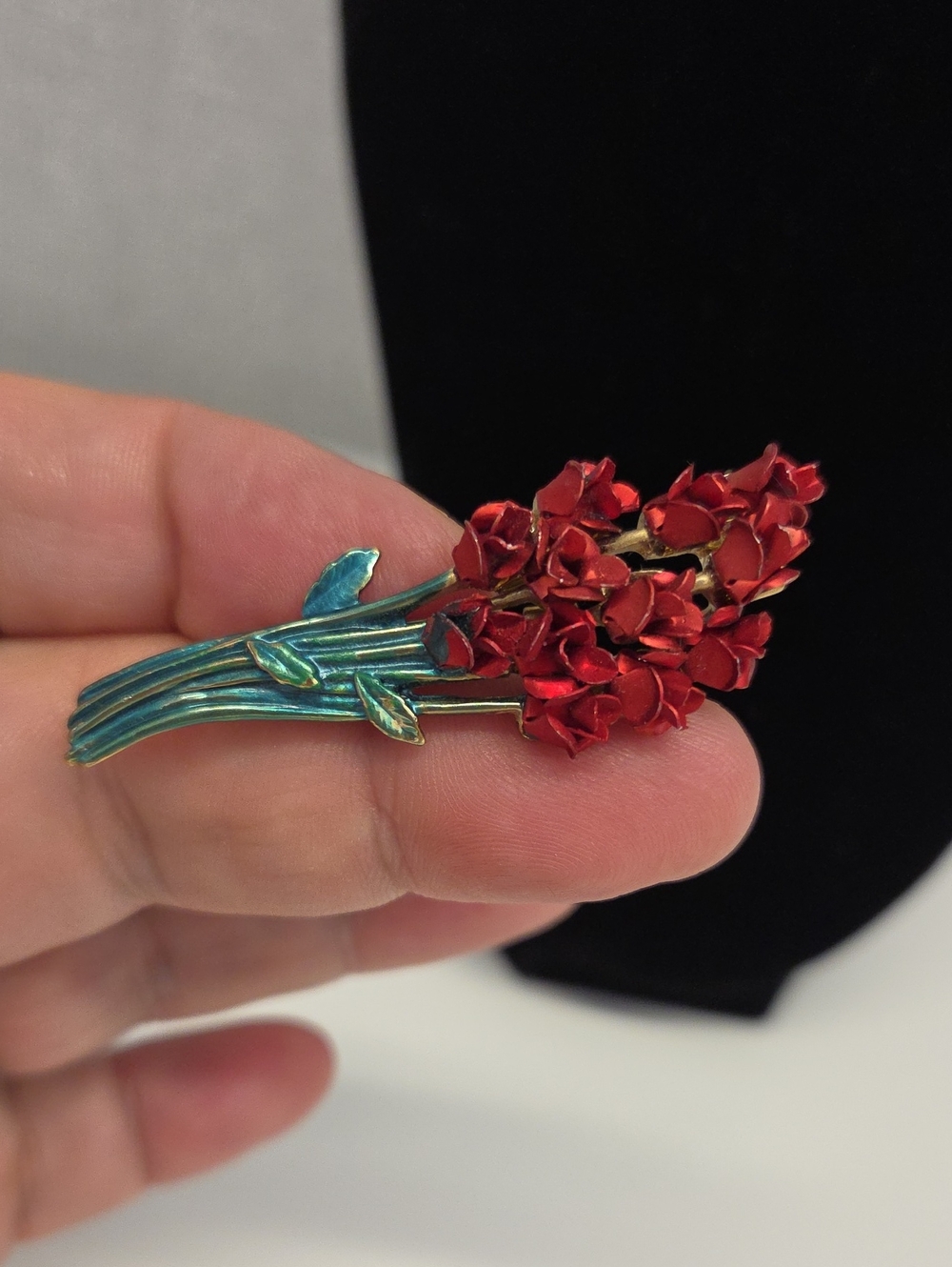 VINTAGE DM97 RED ROSE BOUQUET BROOCH
